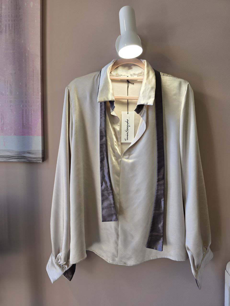 Camicia blusa elegante in seta ghiaccio con cravattino a contrasto