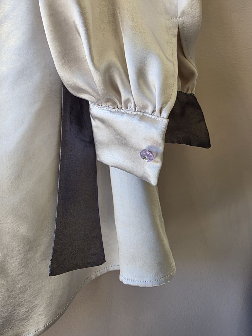 Camicia blusa elegante in seta ghiaccio con cravattino a contrasto