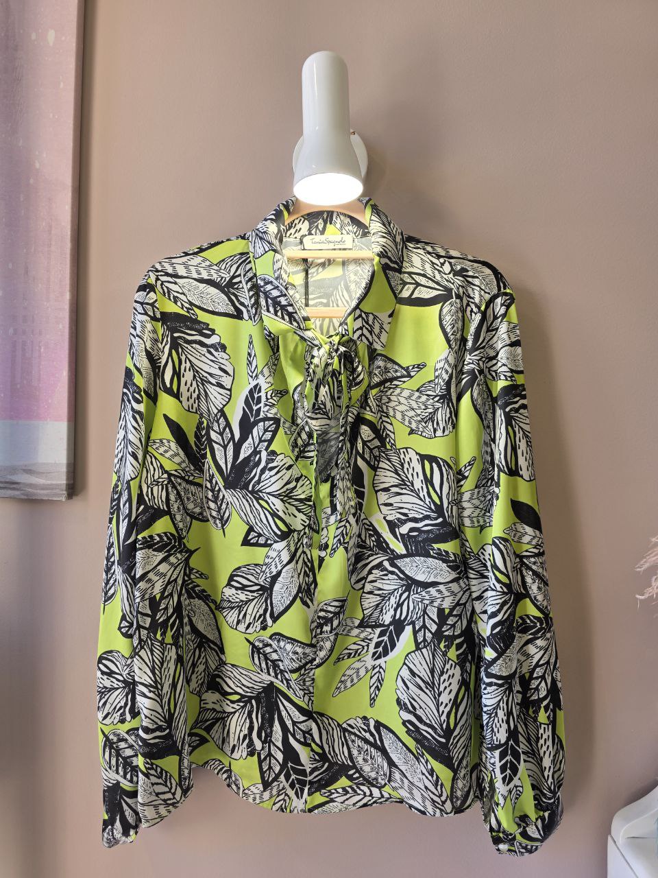Camicia blusa in satin lime fantasia foglie con cravattino