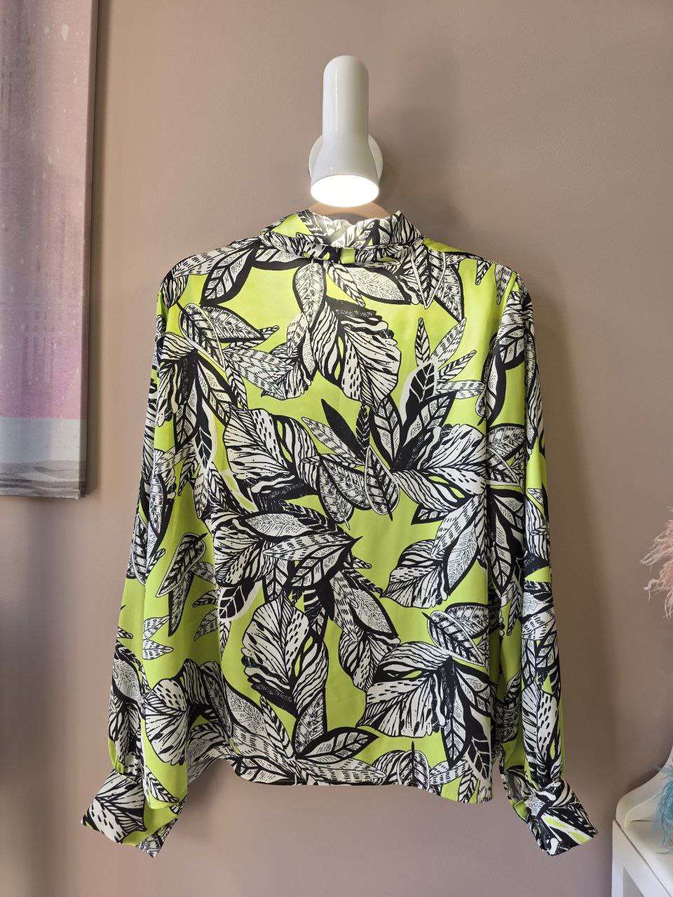 Camicia blusa in satin lime fantasia foglie con cravattino