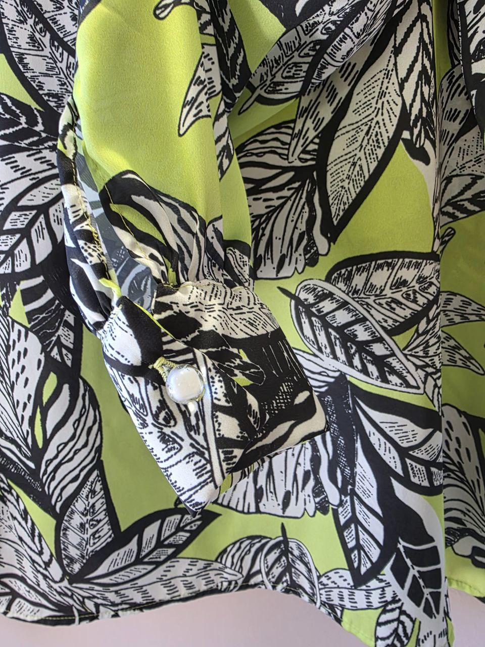 Camicia blusa in satin lime fantasia foglie con cravattino