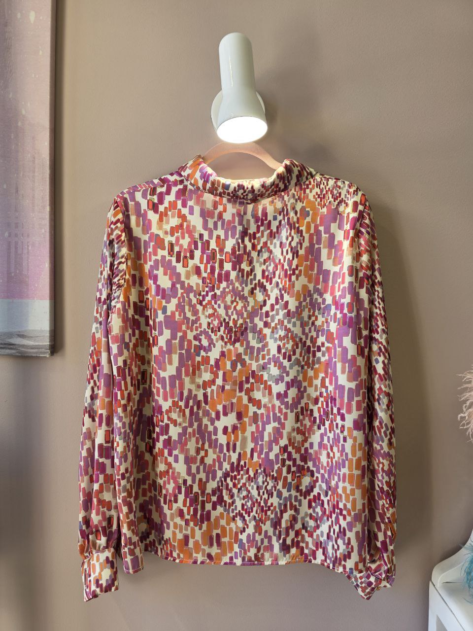 Camicia blusa in satin multicolore fantasia optical con cravattino