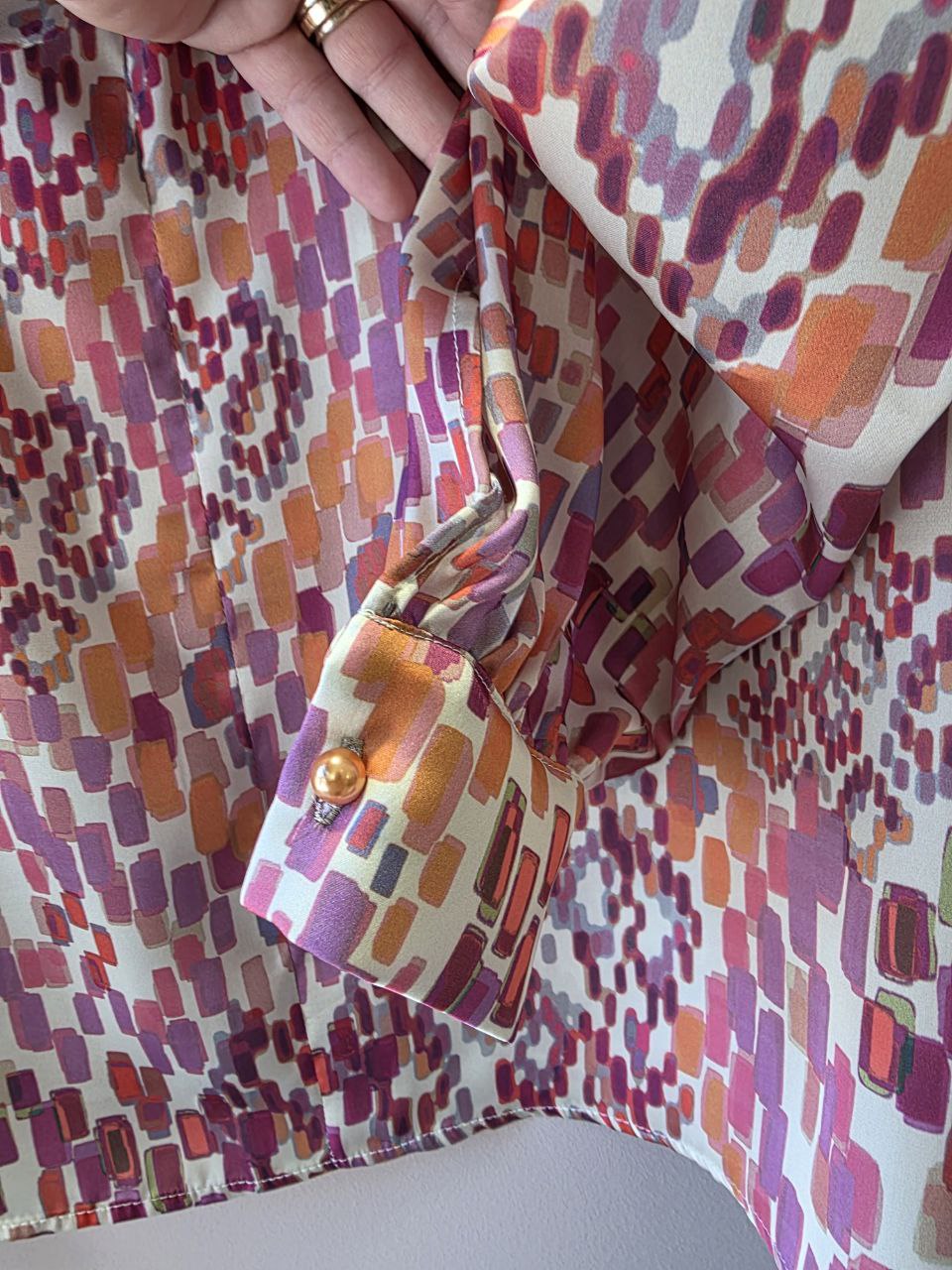 Camicia blusa in satin multicolore fantasia optical con cravattino