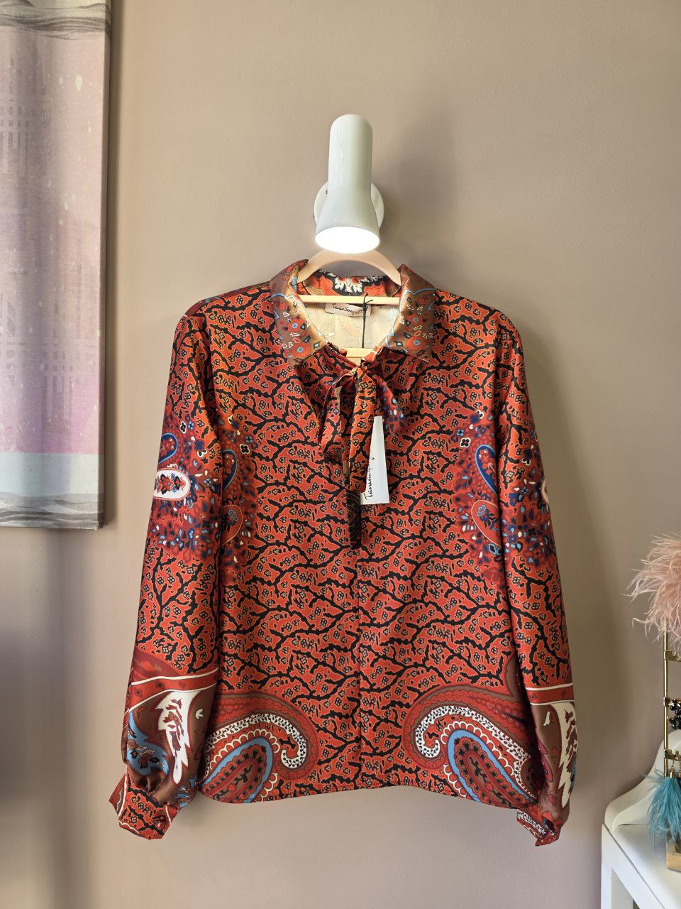 Camicia blusa in satin paisley con cravattino