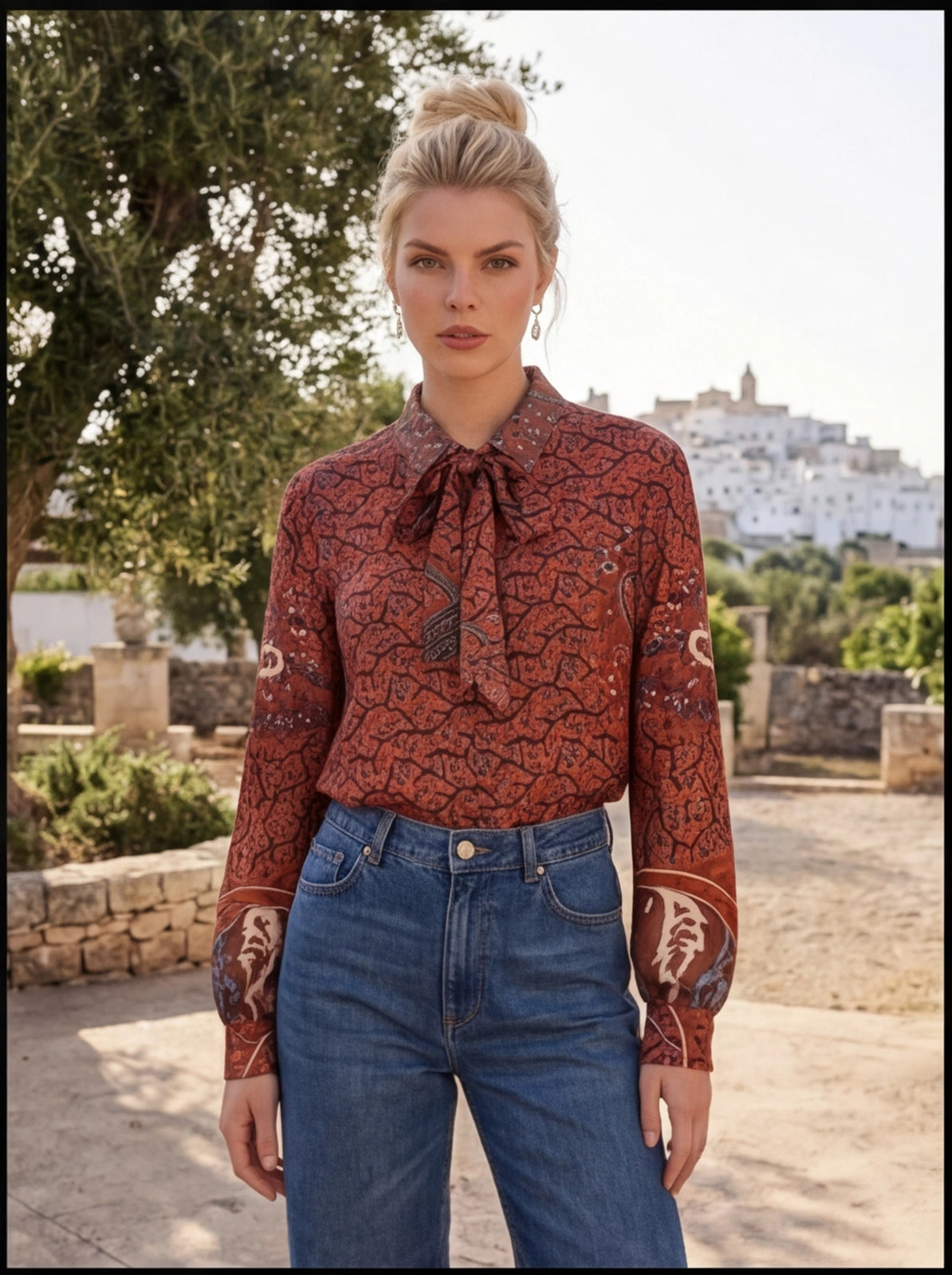 Camicia blusa in satin paisley con cravattino