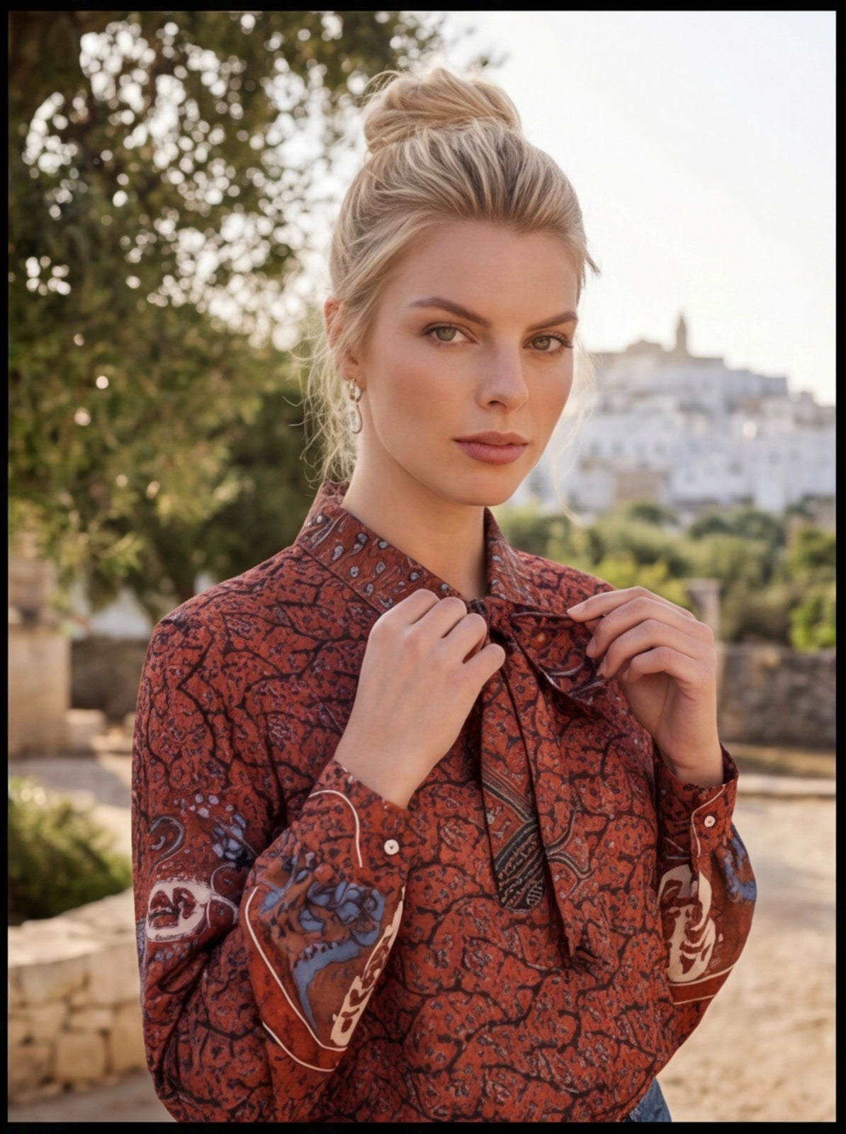 Camicia blusa in satin paisley con cravattino