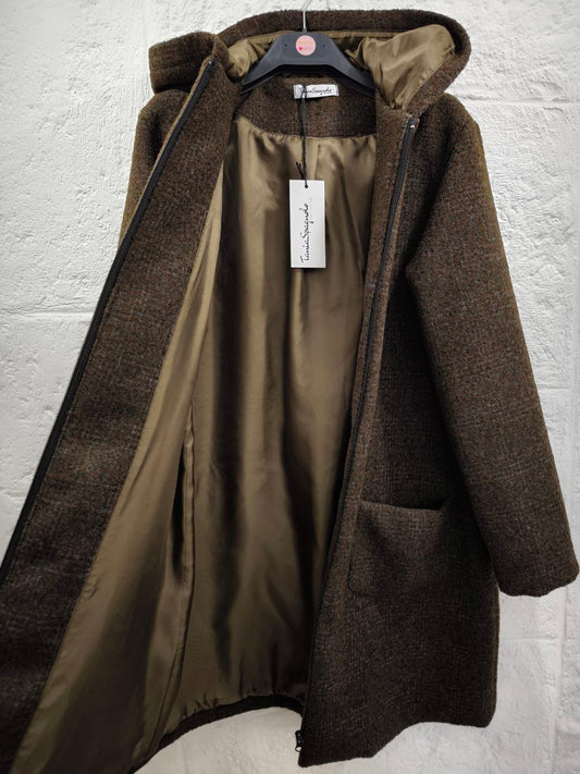 Cappotto corto sartoriale con cappuccio in tweed di lana brownie