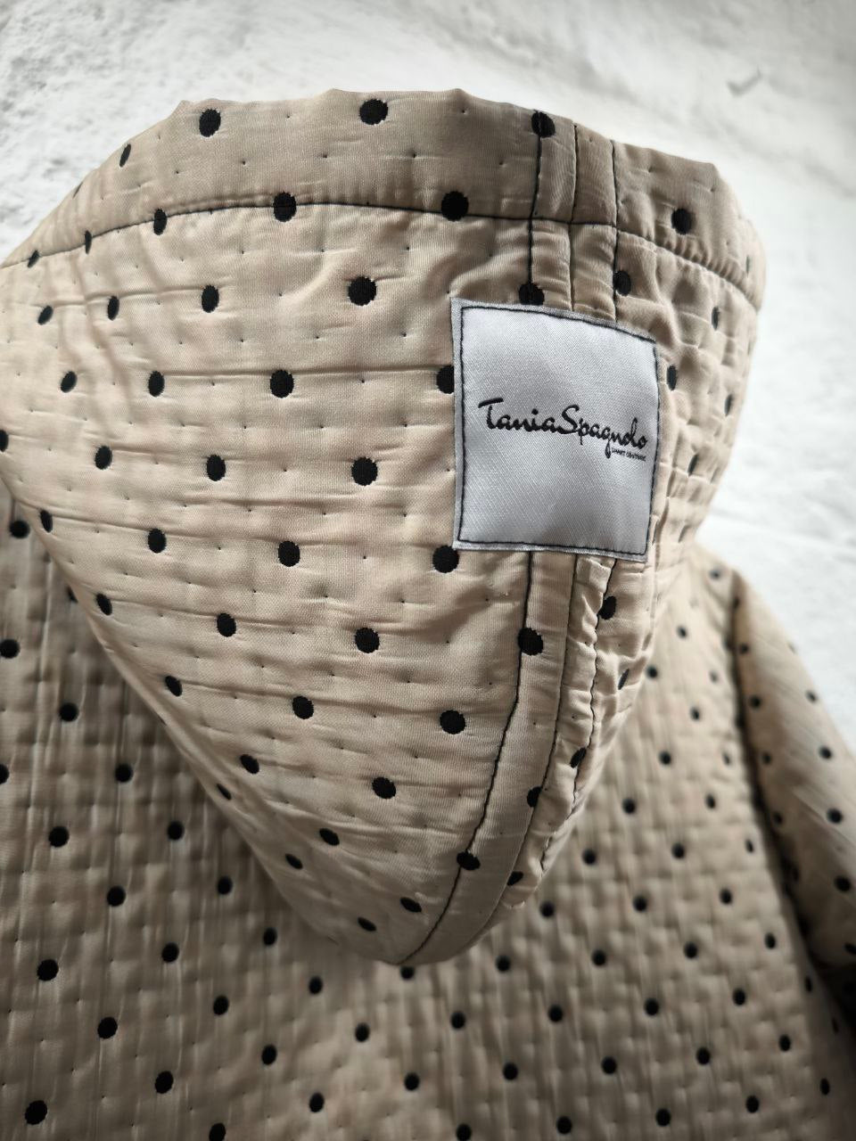 Cappotto corto trapuntato con cappuccio - piumino 100gr beige pois neri