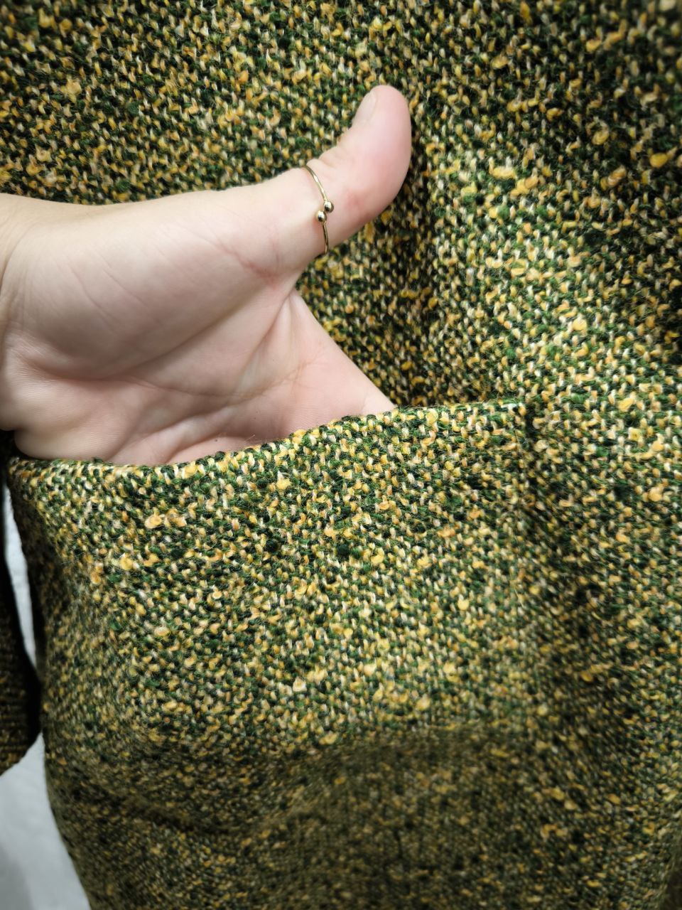 Cappotto corto sartoriale con cappuccio in tweed di lana verde