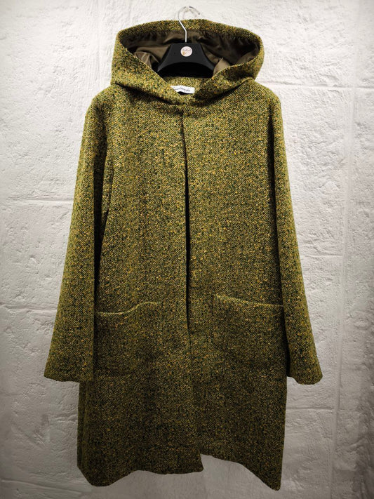 Cappotto corto sartoriale con cappuccio in tweed di lana verde