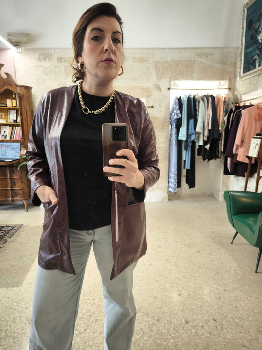 Giacca destrutturata con tasche nascoste in ecopelle pitonato bordeaux - PREORDINA