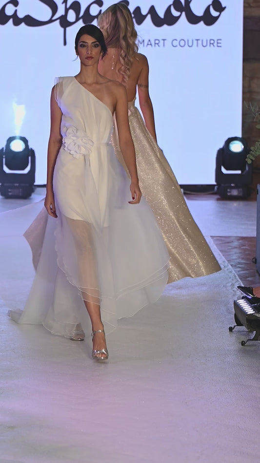 Abito da sposa monospalla in organza effetto nuvola bianco ottico