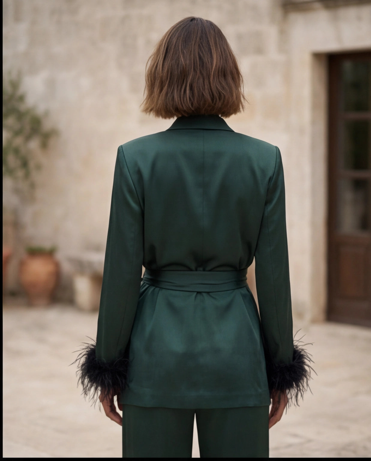 08. Tailleur Fluido con piume in satin verde scuro