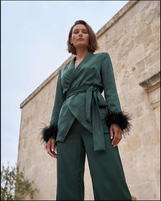 08. Tailleur Fluido con piume in satin verde scuro