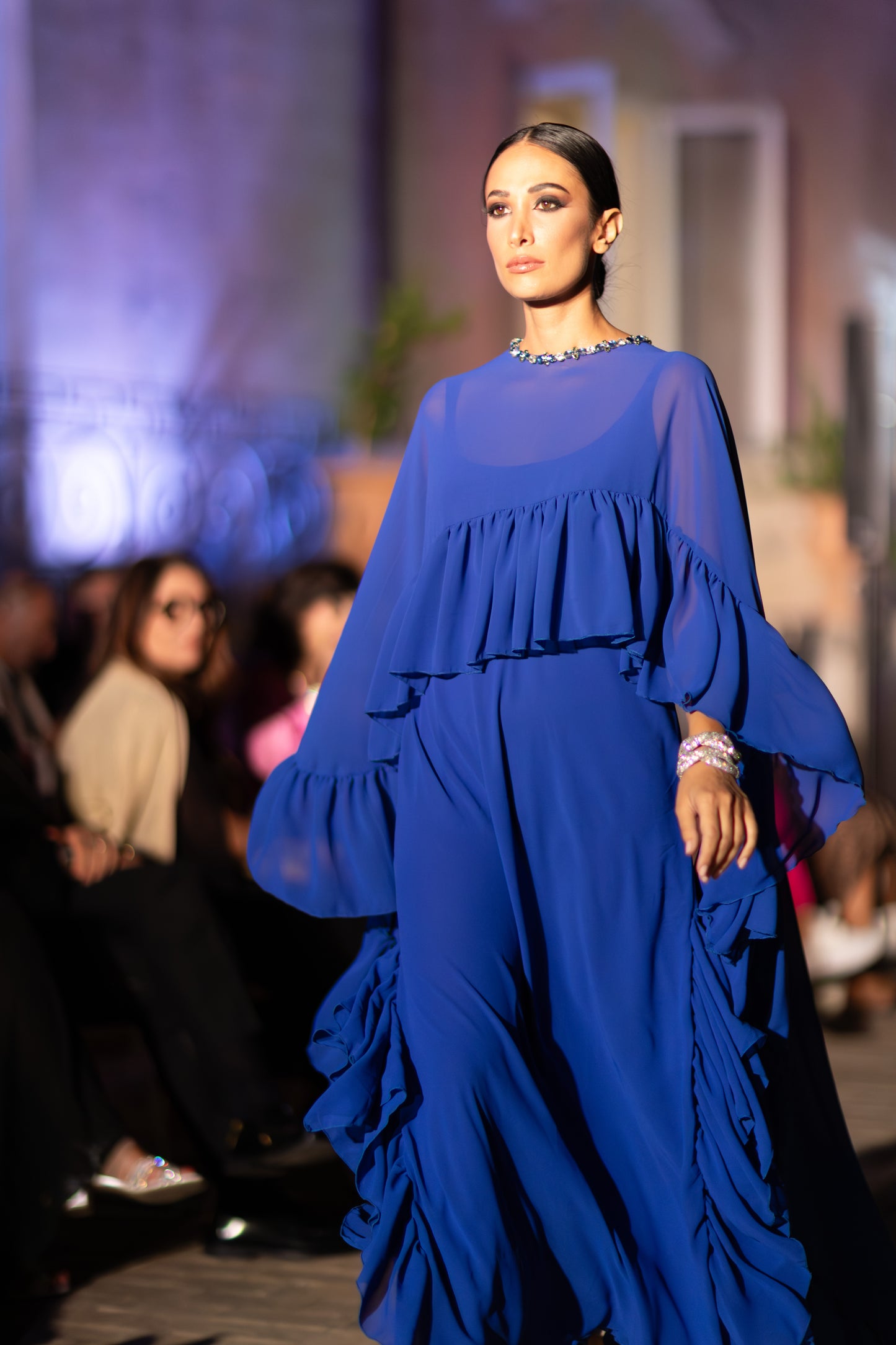 01. Abito Red Carpet A-Line con mantello in georgette blue royal - PREORDINA